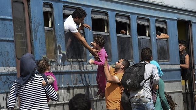 Los inmigrantes viajan «como animales» en los trenes para cruzar Macedonia