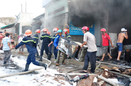Hỏa hoạn thiêu rụi cửa hàng điện tử lớn nhất Quảng Ngãi