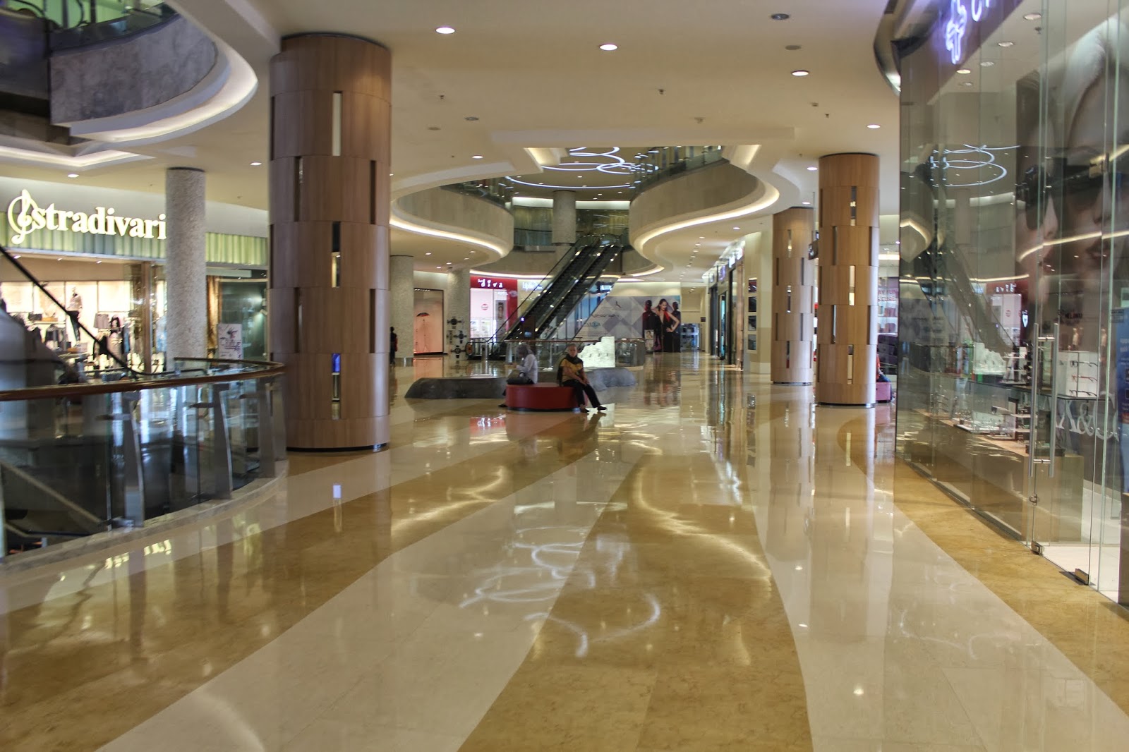 Stay, Stray, Play and Feast: Sarinah Shopping Mall: Jakarta, Indonesia