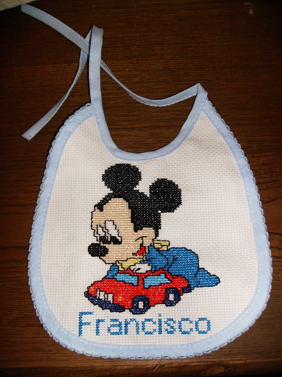 Maravilhas em Ponto Cruz Bebé: babete mickey em ponto cruz