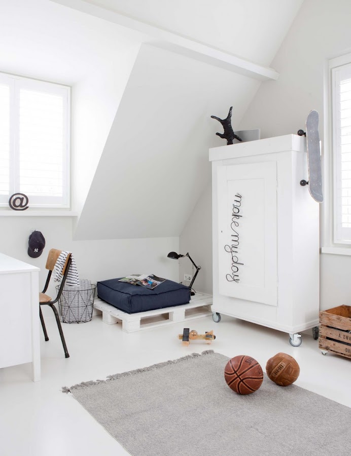 dormitorio, zona lectura, palet, muebles palet, letra decorativa, cesto, escritorio, armario, alfombra, estilo nordico, decoracion nordica, interiorismo, alquimia deco