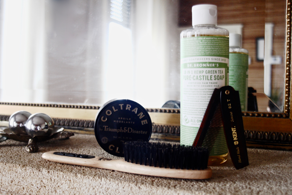 BLOG-MODE-HOMME_Entretien-peau_cheveux_bio_douche-brosse-peigne_soin-corps-argile-cire-fixation