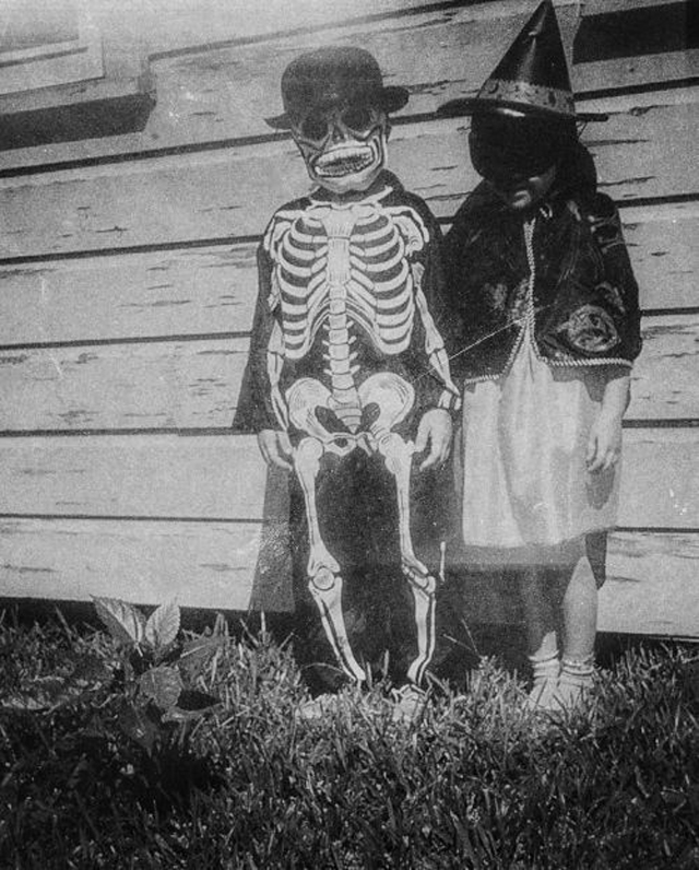 What Should We Wear for Halloween – 23 Haunting Old Snapshots of ...
