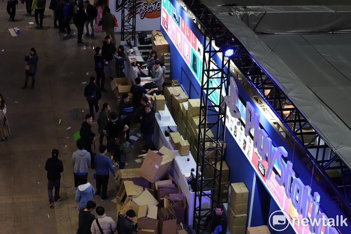 2018台北國際電玩展明（26）日才會對玩家正式開放，但早有玩家在昨（24）日便無畏風雨來到世貿一館排隊，目測已經超過有百位玩家。