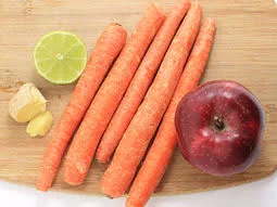 preparation-of-apple-carrot-mixed-juice