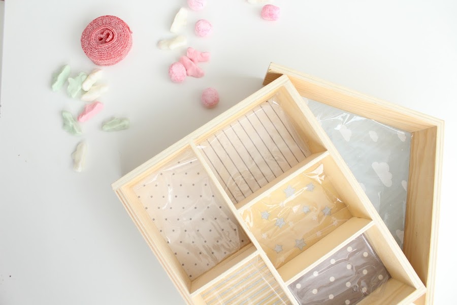 casita de madera con chuches para regalo de bebé