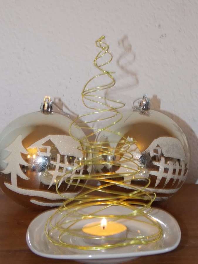 Árbol de alambre con vela