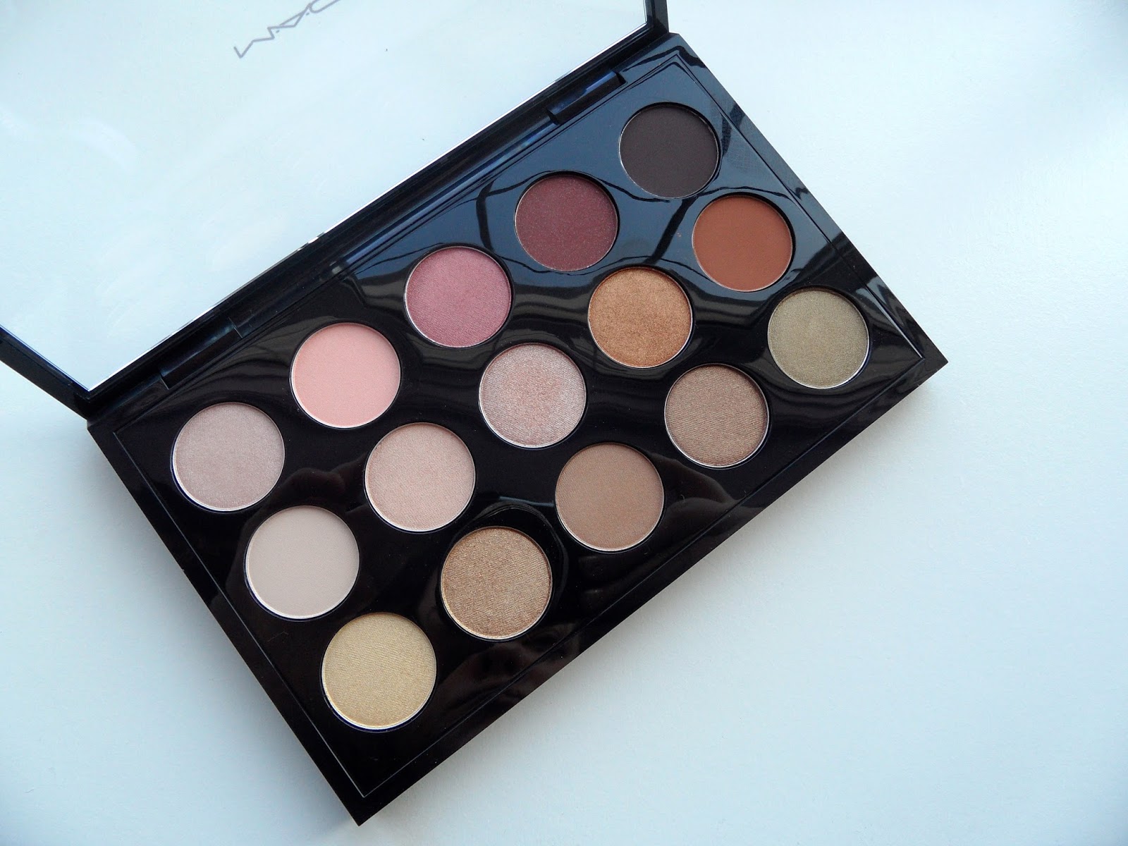 Kick Arse Red Lips MAC Eyeshadow x 15 Warm Neutral Palette