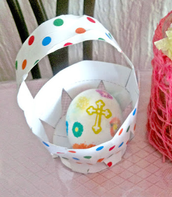 Dečije umetničko delo - jaje bojeno flomasterima i ukrašeno stikerima