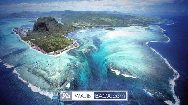 Air Terjun Di Bawah Air! Ilusi Ini Hanya Bisa Ditemukan di Pulau Mauritius yang Mempesona