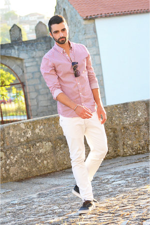 pantalon blanco camisa roja hombre