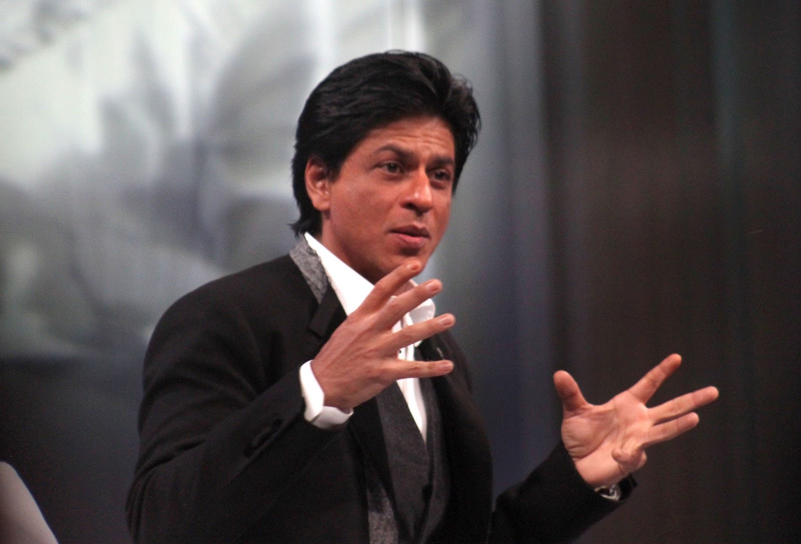 Shahrukh khan 2022. Глаза шахрукх кхана. Почему шахрукх кхан. Шах рукх кхан плачет. Шахрукх кхан в красном.