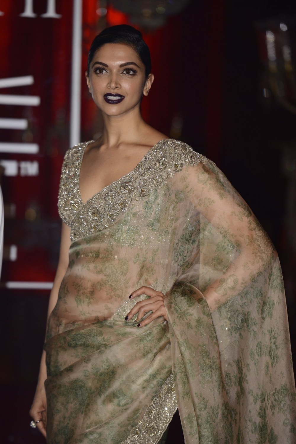 Deepika Padukone Looks Super Sexy In Saree At The Lakme Fashion Week 2016