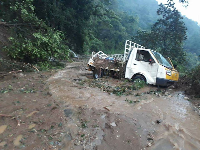 Vehicles damaged in Wayanadu ghat road landslips, Kerala floods 2018