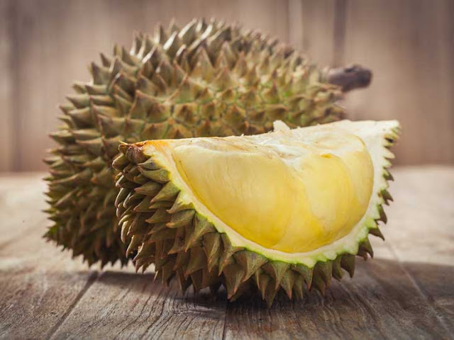 Salah satu khasiat durian adalah merangsang nafsu syahwat lelaki