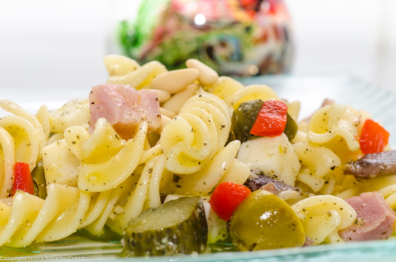 Hélices de pasta en ensalada con salsa pesto