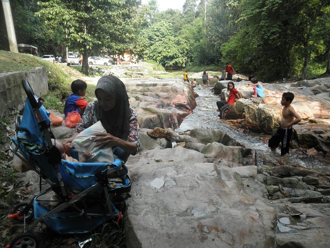 BERPETUALANG KE ACEH: A visit to Bukit Lagong waterfall