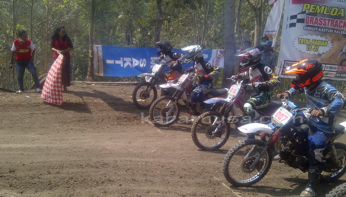 Semarak Kemerdekaan, Muda-Mudi Jembrana Gelar “Grasstrack”
