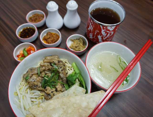 Yummieeh Ussy, Kedai Mie Ayam Enak dan Murah di Jakarta mie ayam ceker lada hitam
