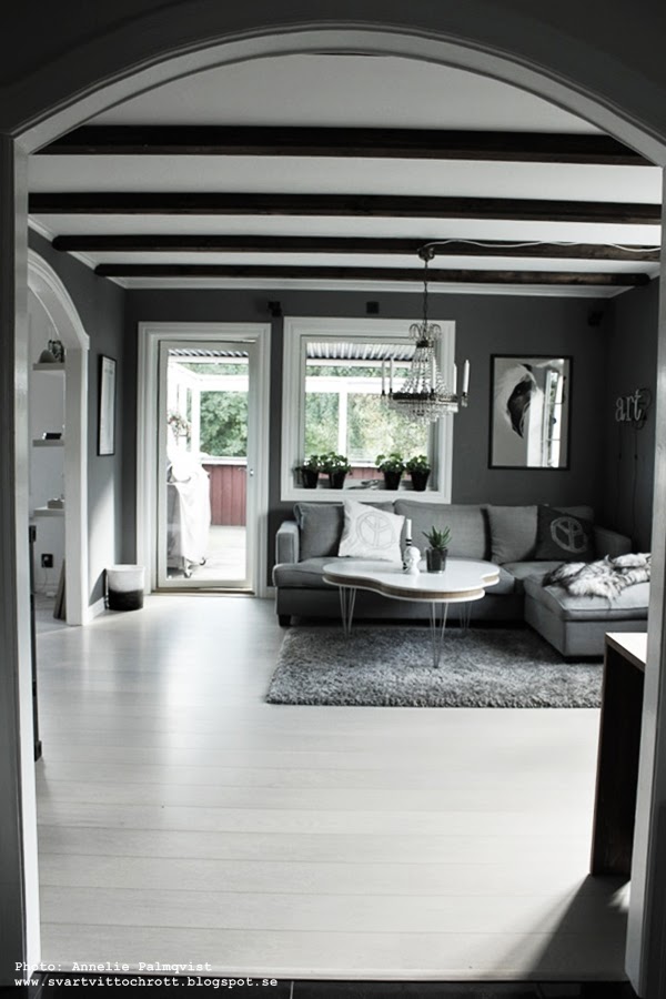 vardagsrum, grå tygsoffa, tygsoffor, tyg, soffa, soffbord, soffbordet, treklöver, gråmålade väggar, måla väggarna grått, vit parkett, vitt, vita, grå, grått 