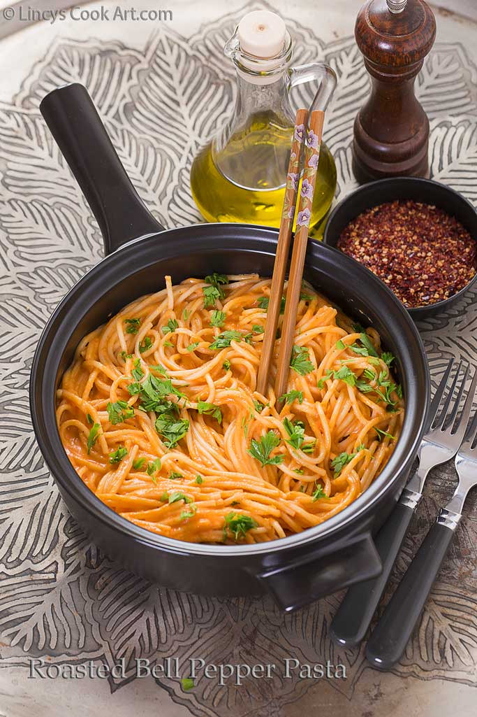 Roasted Bell Pepper Pasta Spaghetti in Creamy Roasted Bell Pepper