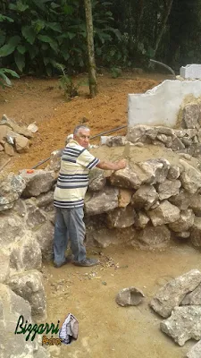 Bizzarri fazendo uma cascata de pedra em um lago de carpas com pedras ornamentais tipo pedra moledo. 30 de março de 2017.