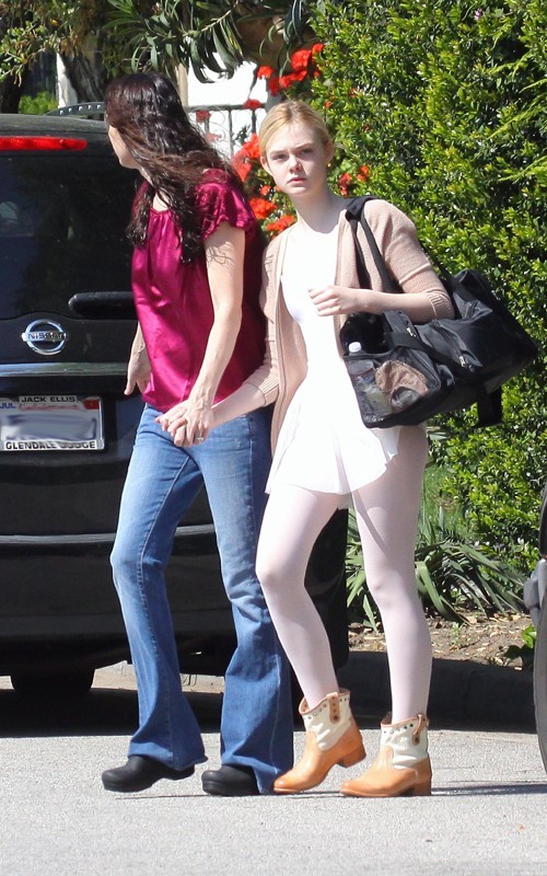 MAGAZING PEOPLE Elle Fanning Yendo A Clases De Ballet En Los Angeles magazing-people-elle-fanning-yendo-a-clases-de-ballet-en-los-angeles