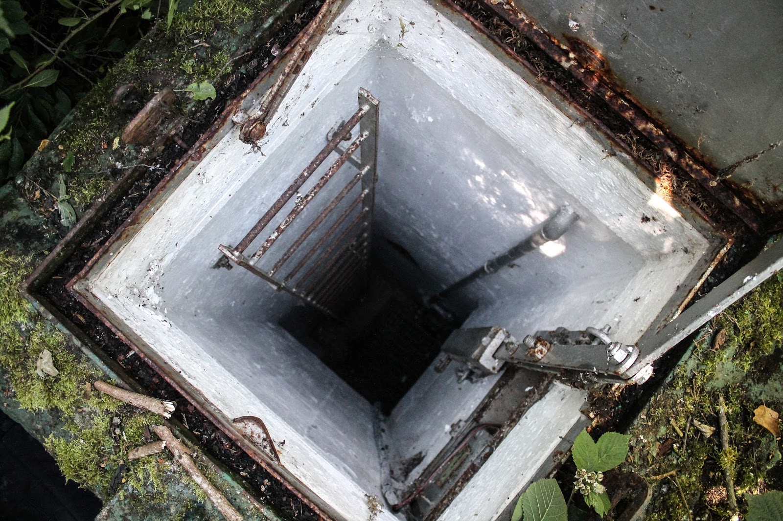 люк бункера. люк бункера. открытый люк бункера. люк в бункер. открытый люк бункера.