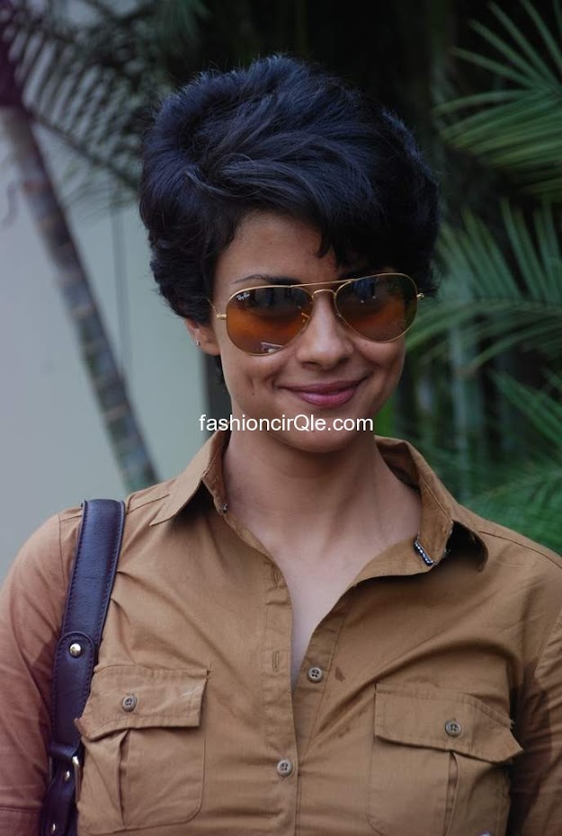 Gul panang is always a style leader. Here she wears in fashion white pants and a brown buttoned shirt -  Gul Panag looks desirable at Inspiration 2012 of Whistling Woods