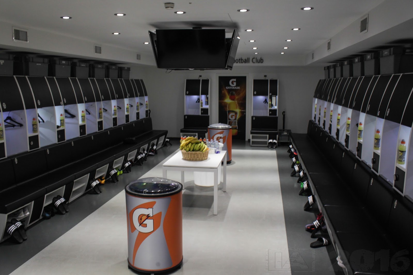 футбол раздевалка. олд траффорд раздевалка. раздевалка пфк цска перед матчем. футболисты. раздевалка футбольных команд.