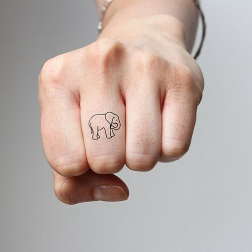 Simplista, de uma interpretação de um elefante é retratado o utente dedo médio em tinta preta.