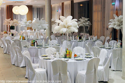 dekoracja stołu weselnego pióra