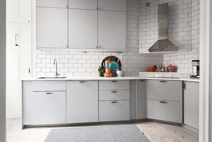 Valkoista ja väriä