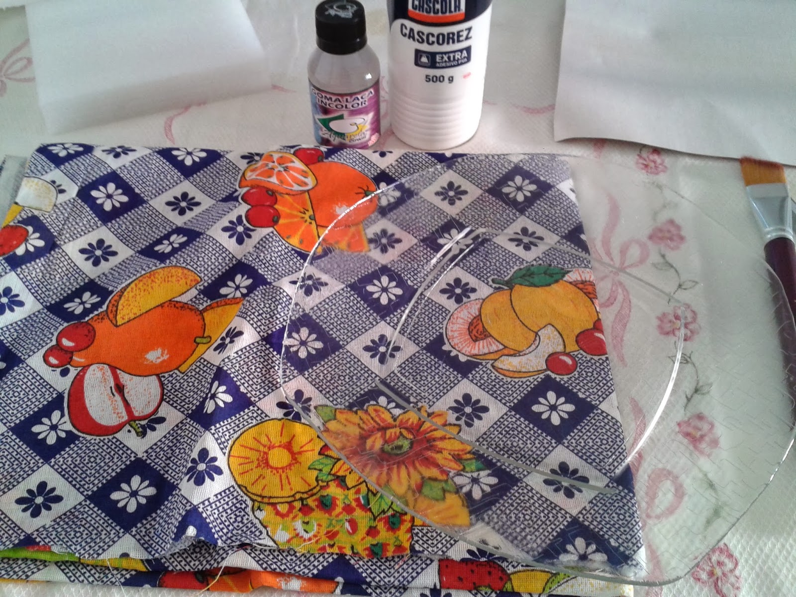 Blá Blá Blá da Rô Faça você mesmo Découpage de tecido em pratos de Vidro