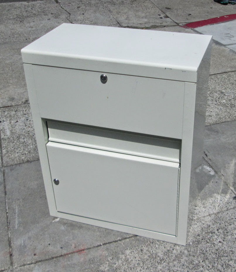 UHURU FURNITURE & COLLECTIBLES SOLD Small Locking Metal 20