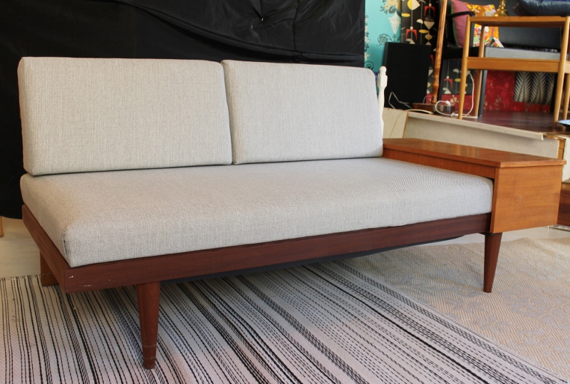 Butiken Blue Corner 50,60 tals dagbädd soffa i grått och teak Butiken Blue Corner 50,60 tals dagbädd soffa i grått och teak