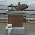 MEMORIAL DEDICADO A LAS VÍCTIMAS DEL ATAQUE DE UN PULPO GIGANTE A UN FERRY