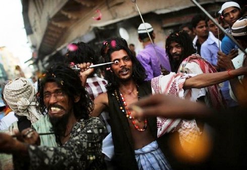 Ritual Cungkil Mata di India