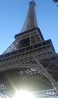 Fransa Paris Eyfel Kulesi altından geçerken.