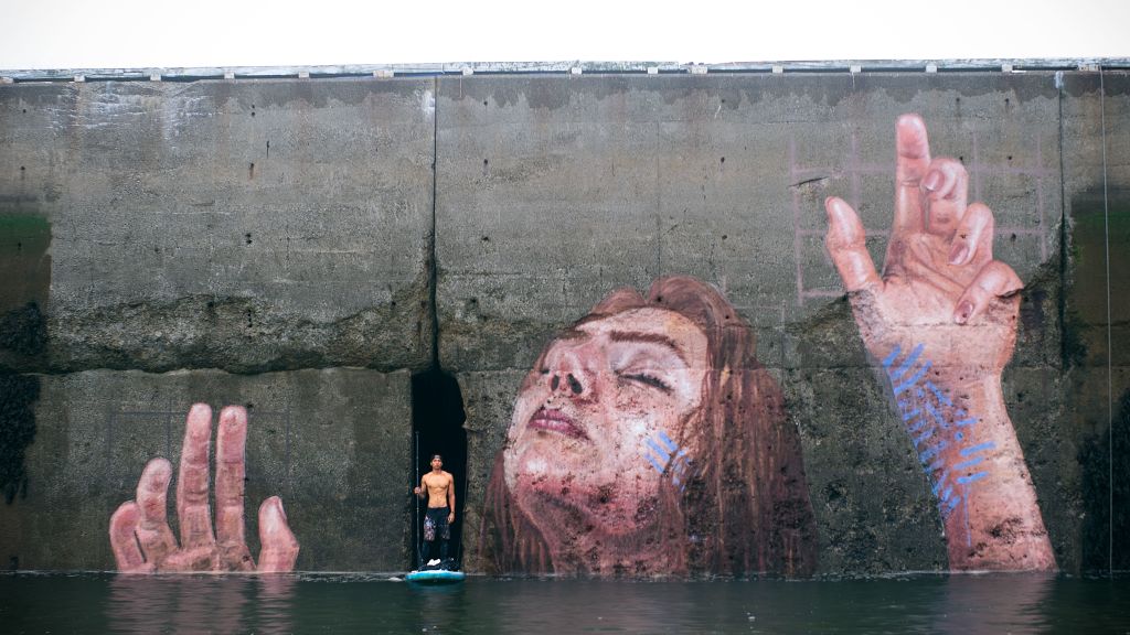 Artist Paints Murals of Women While Floating on a Surfboard Artist Paints Murals of Women While Floating on a Surfboard