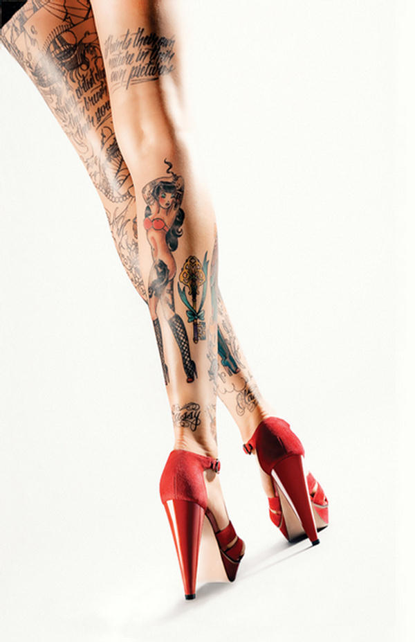 piernas de mujer muy bellas con zapatos de tacon rojos y tatuajes en las piernas tradicionales