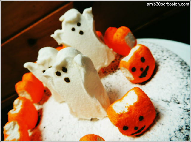 Comida Terrorífica para Fiestas de Halloween de Miedo: Pastel de Chocolate con Harina de Almendra y Peeps de Halloween