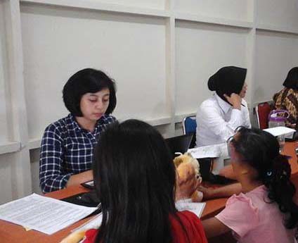 Dua dari lima murid SD yang menjadi korban pencabulan saat dimintai keteranganya di kantor polisi Dua dari lima murid SD yang menjadi korban pencabulan saat dimintai keteranganya di kantor polisi