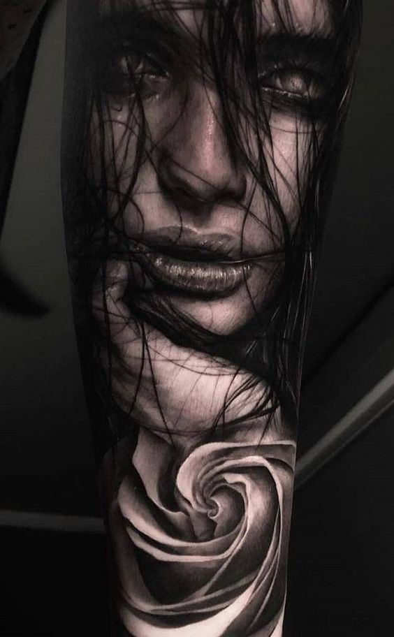 Imagen de un Tatuaje de chica bonita sensual en estilo realista