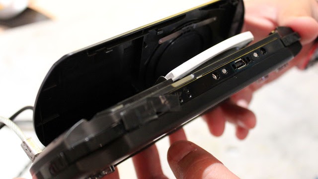 PSP GO Battery Replacement - YouTube