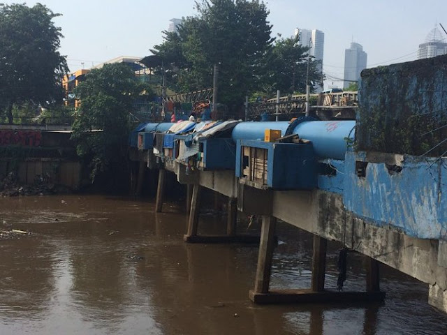 Pekerjaan Kotor dan Permukiman Tak Lazim, Para Penghuni Kolong Pipa PDAM Pekerjaan Kotor dan Permukiman Tak Lazim, Para Penghuni Kolong Pipa PDAM