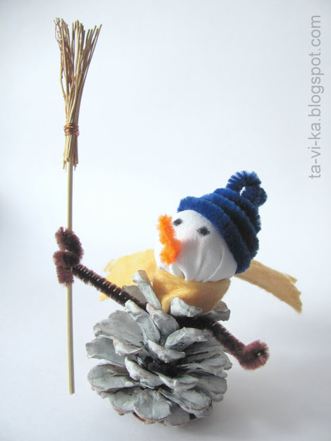 снеговик из шишки snowman from pinecone