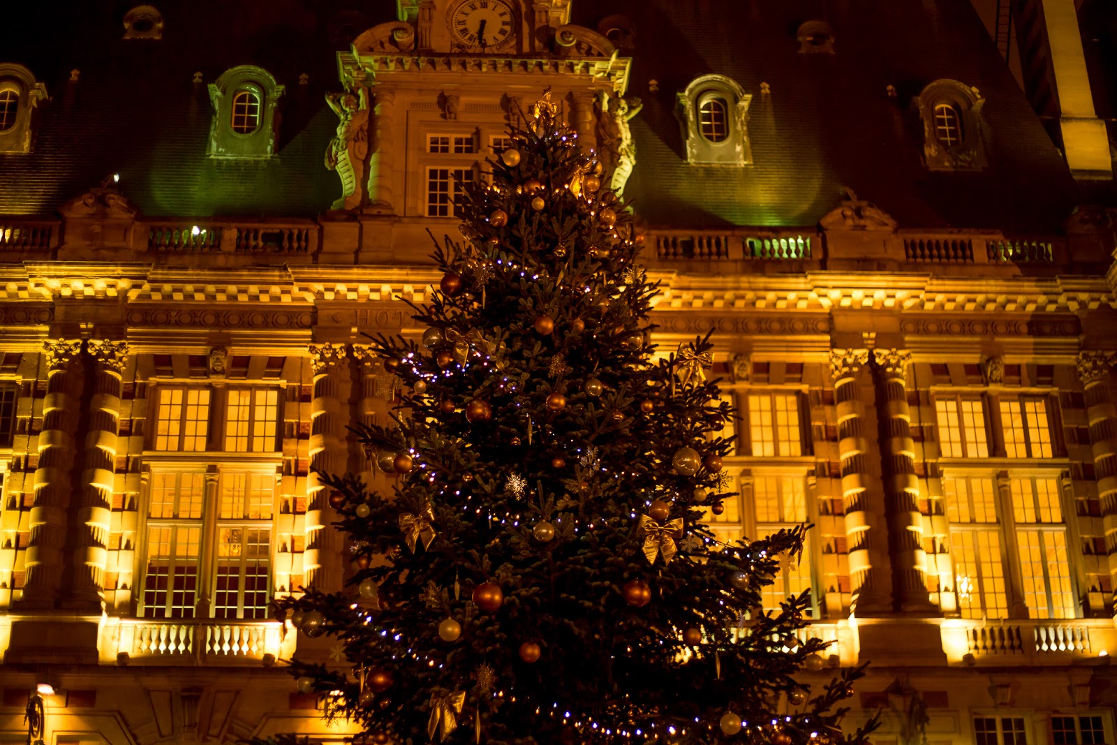 Mystère et féerie au village de noël de la place versailles La balade du soir…À Versailles Noël 2015