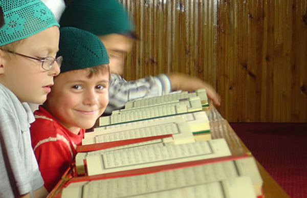 Bikin Anak Kecanduan Baca Al-Quran Dengan 5 Cara Simple Ini! Bantu