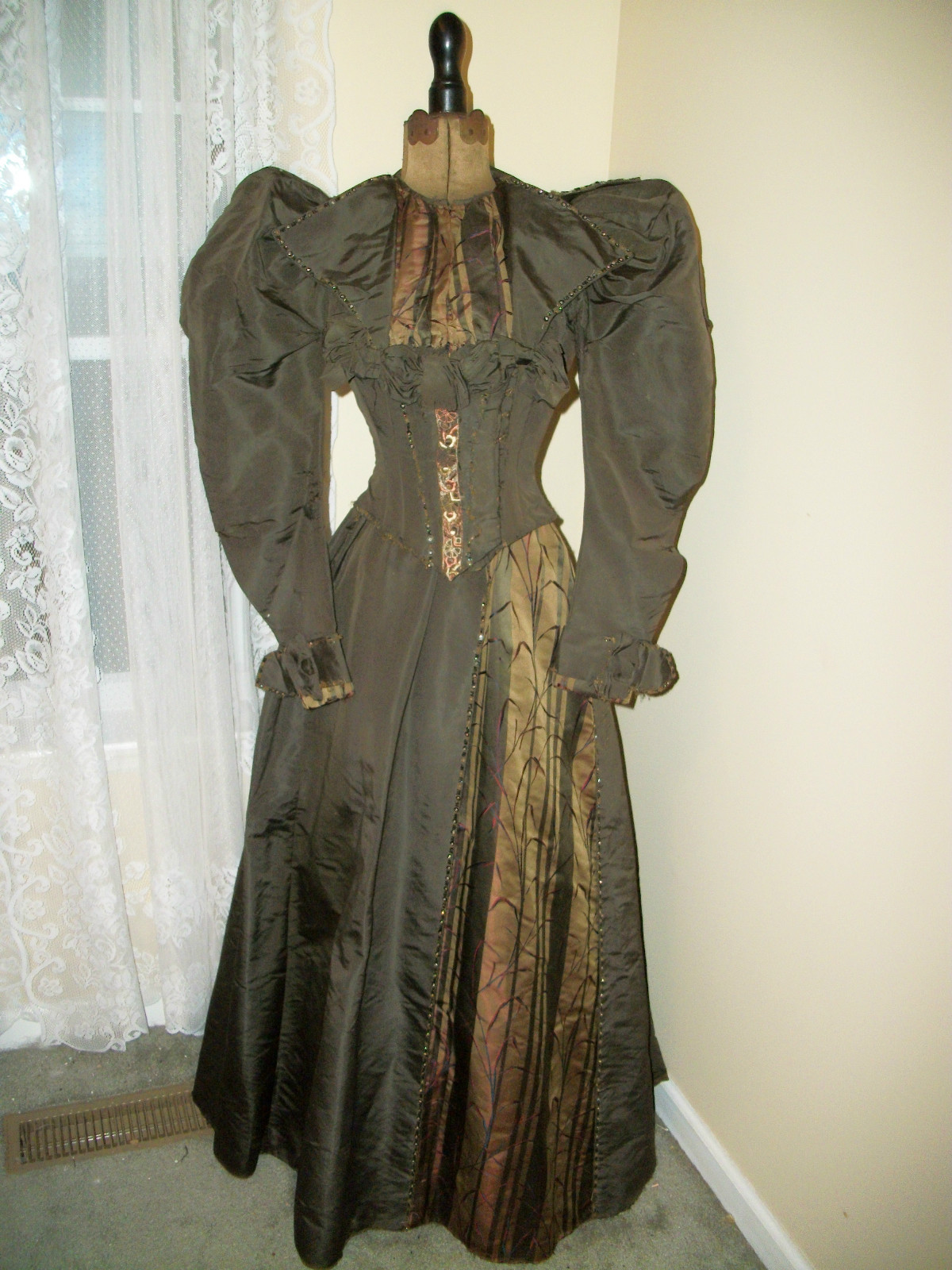 All The Pretty Dresses: 1890's Outfit with amazing fabric